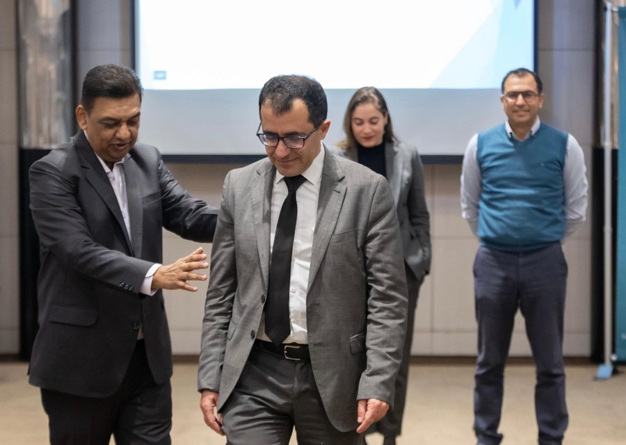 Vijay Mistri facilitating executive leadership session Morocco