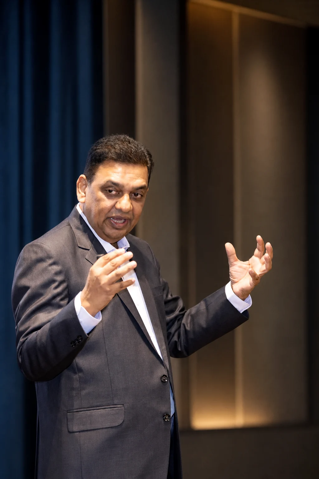 Vijay Mistri delivering a leadership keynote in a professional executive setting
